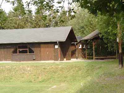Geschlossene Hütte, überdachte Feuerstelle und ein Toilettenhaus