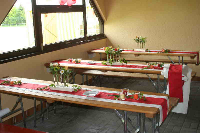 Inneneinrichtung: Theke und Bierbänke