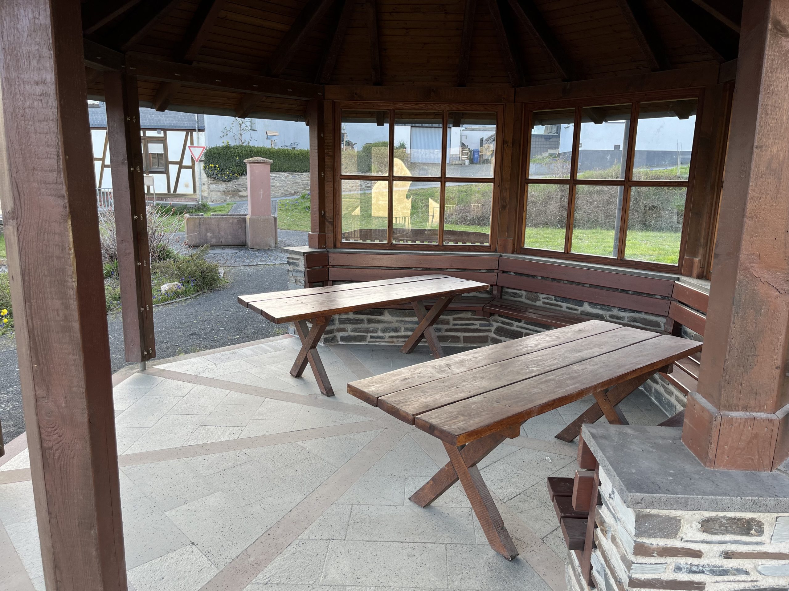 Innere der Hütte am Dorfplatz